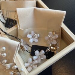 Haarsieraad bloemen clipjes, haarsieraden bruiloft, bruid, webshop haar accessoires, bruidssieraden, online kopen, shop, shoppen